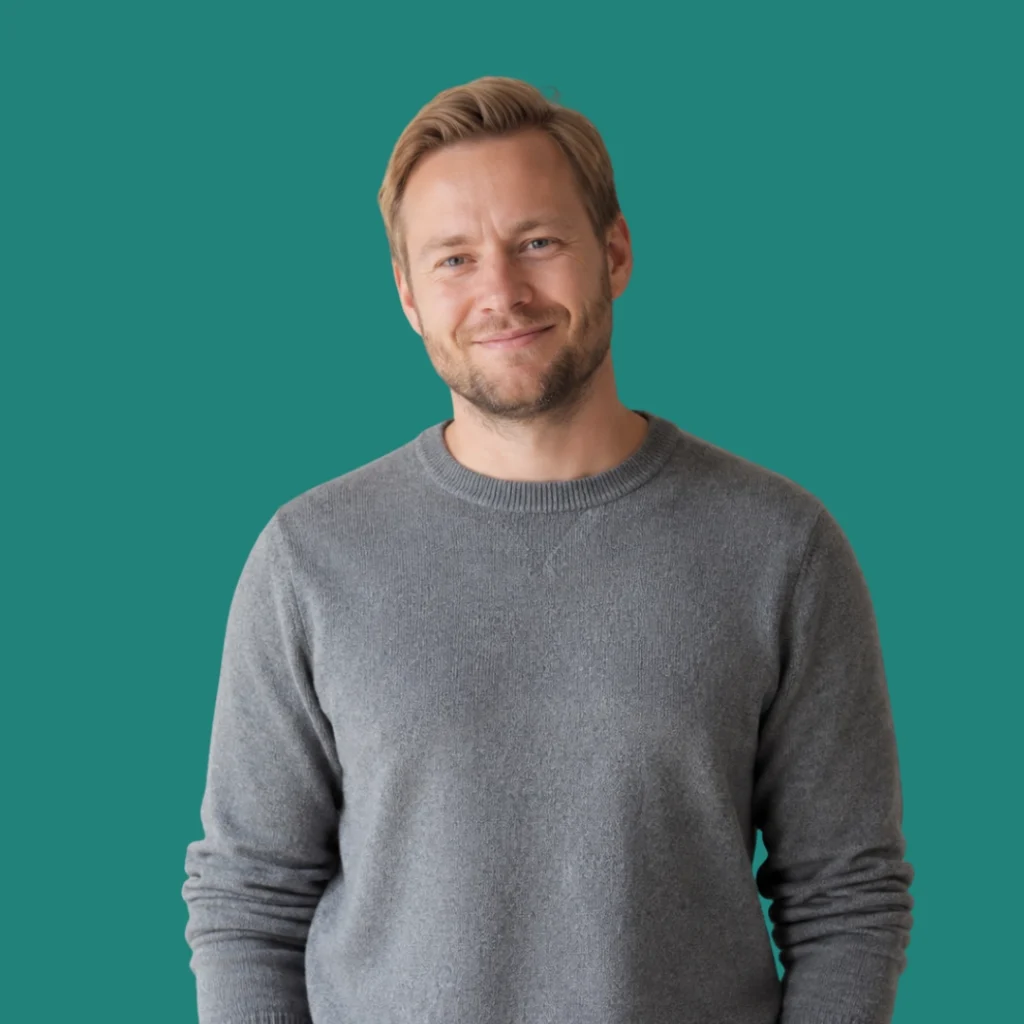 Tyytyväinen ihminen joka on kilpailuttanut kirjanpidon